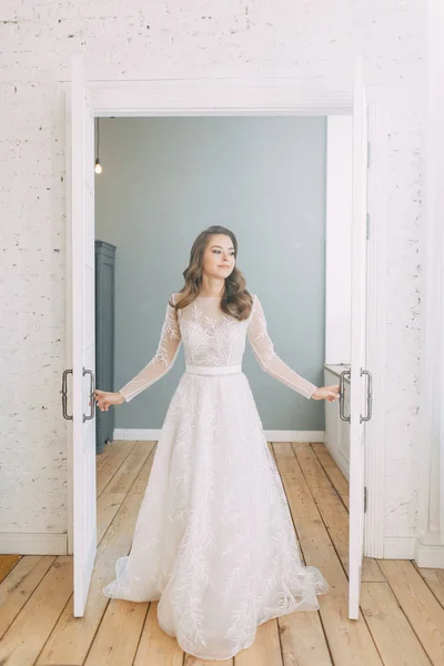 Menina Bonita Vestido Branco Casamento Europeu Luz Sessão Fotos Noiva — Fotografia de Stock