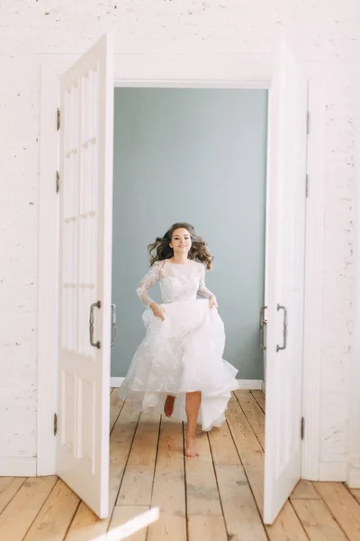 Beyaz Elbiseli Güzel Bir Kız Avrupa Düğünü Gelinin Hava Işık — Stok fotoğraf