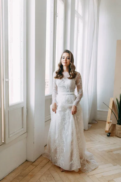 Menina Bonita Vestido Branco Casamento Europeu Luz Sessão Fotos Noiva — Fotografia de Stock