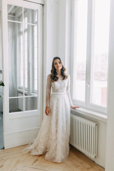 Beyaz Elbiseli Güzel Bir Kız Avrupa Düğünü Gelinin Hava Işık — Stok fotoğraf