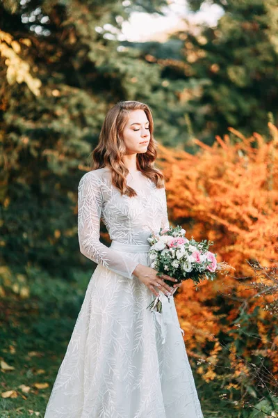 Casamento Outono Estilo Europeu Bela Noiva Vestido Branco Parque — Fotografia de Stock