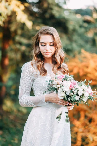 Herfst Bruiloft Europese Stijl Mooie Bruid Witte Jurk Het Park — Stockfoto