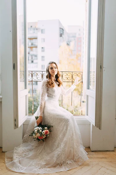 Casamento Elegante Estilo Europeu Bela Noiva Sentada Uma Janela Panorâmica — Fotografia de Stock