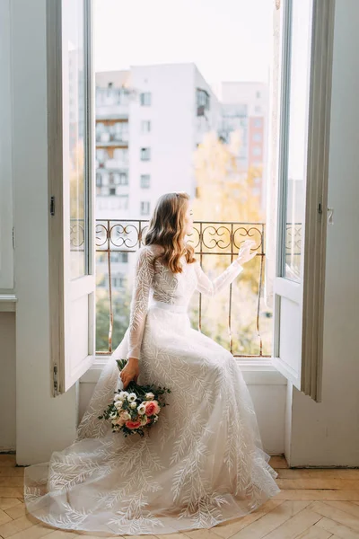 Casamento Elegante Estilo Europeu Bela Noiva Sentada Uma Janela Panorâmica — Fotografia de Stock