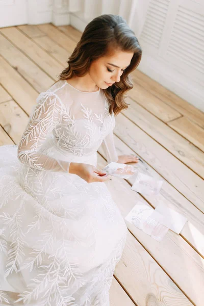 Stilvolle Hochzeit Europäischen Stil Schöne Braut Sitzt Auf Einem Panoramafenster — Stockfoto