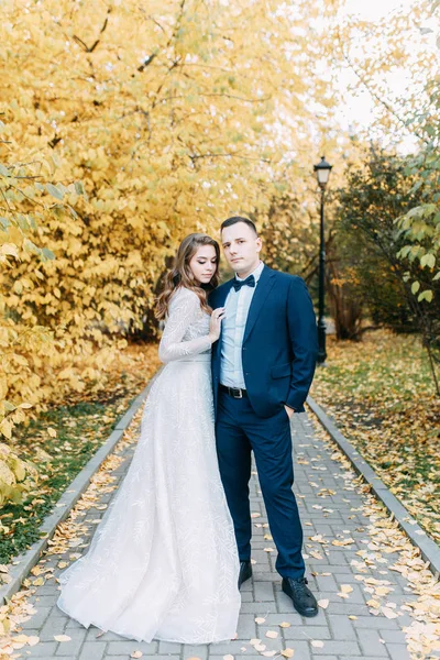 Avrupa Tarzında Sonbahar Düğünü Park Takım Elbiseli Beyaz Elbiseli Güzel — Stok fotoğraf