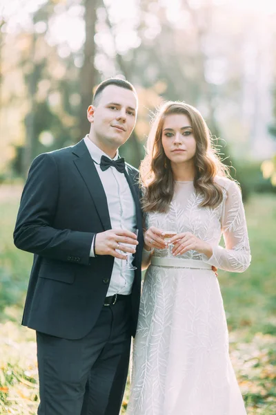 Boda Otoño Estilo Europeo Hermosa Pareja Traje Vestido Blanco Park — Foto de Stock