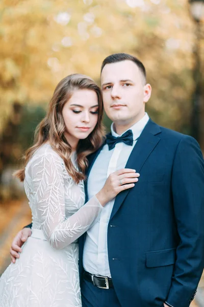 Boda Otoño Estilo Europeo Hermosa Pareja Traje Vestido Blanco Park — Foto de Stock