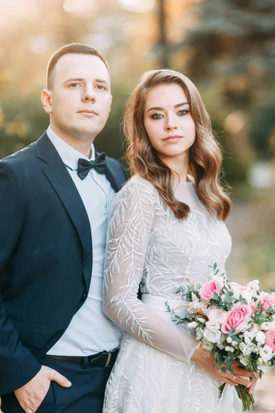 欧洲风格的秋季婚礼 穿着西服的年轻貌美的夫妇和公园的白衣 — 图库照片