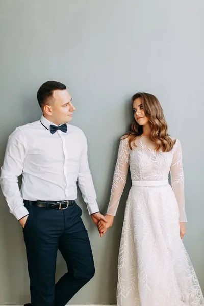 Casamento Elegante Estilo Europeu Belo Casal Celebrando Bebendo Champanhe Estúdio — Fotografia de Stock