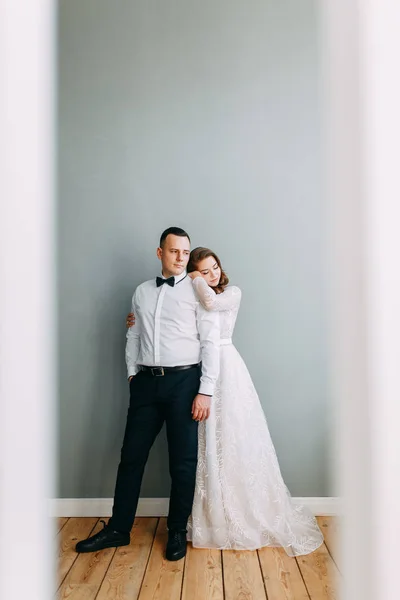 Boda Con Estilo Estilo Europeo Hermosa Pareja Celebrando Bebiendo Champán — Foto de Stock