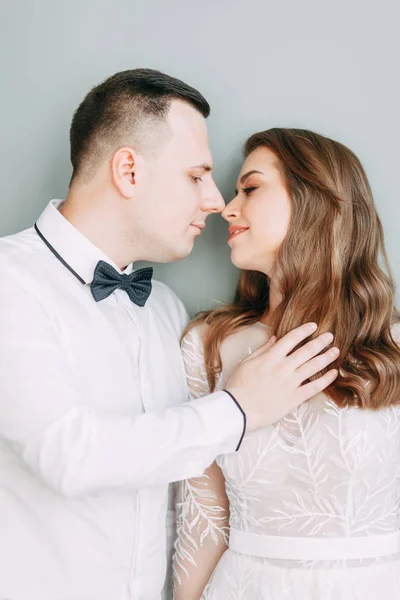 Casamento Elegante Estilo Europeu Belo Casal Celebrando Bebendo Champanhe Estúdio — Fotografia de Stock