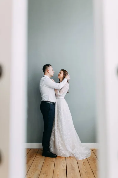 Casamento Elegante Estilo Europeu Belo Casal Celebrando Bebendo Champanhe Estúdio — Fotografia de Stock