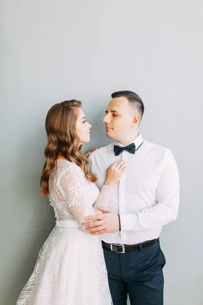 Casamento Elegante Estilo Europeu Belo Casal Celebrando Bebendo Champanhe Estúdio — Fotografia de Stock