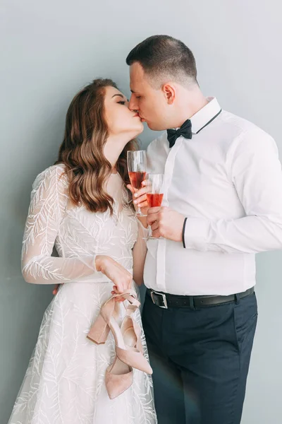 Stylová Svatba Evropském Stylu Krásný Pár Slaví Pije Šampaňské Studiu — Stock fotografie