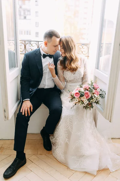 Boda Con Estilo Estilo Europeo Hermosa Apara Sienta Una Ventana — Foto de Stock