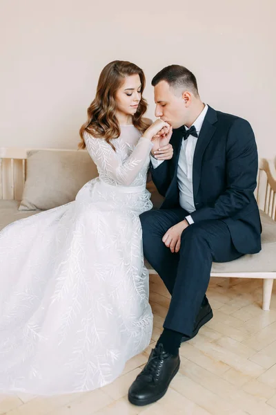 Stilvolle Hochzeit Europäischen Stil Schöne Apara Sitzt Einem Großen Fenster — Stockfoto