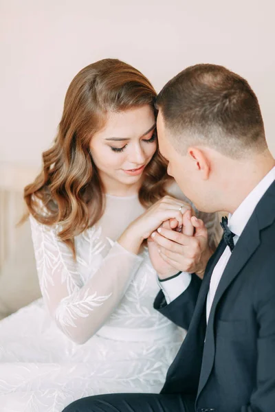Casamento Elegante Estilo Europeu Belo Apara Senta Uma Grande Janela — Fotografia de Stock