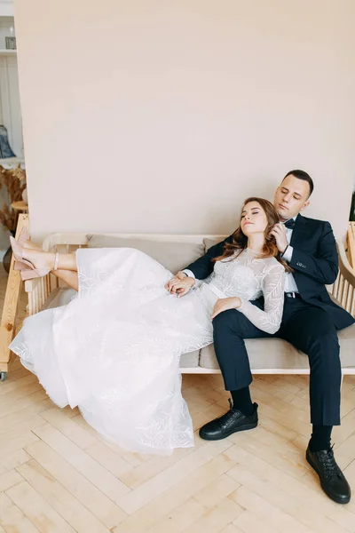 Boda Con Estilo Estilo Europeo Hermosa Apara Sienta Una Ventana — Foto de Stock