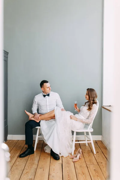 Boda Con Estilo Estilo Europeo Hermosa Apara Sienta Una Ventana —  Fotos de Stock