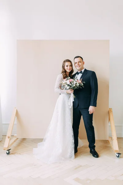 Ceremonia Con Estilo Europeo Hermosa Pareja Interior Estudio — Foto de Stock