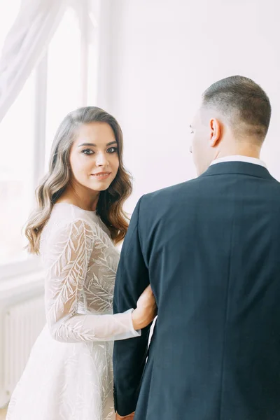 Ceremonia Con Estilo Europeo Hermosa Pareja Interior Estudio —  Fotos de Stock