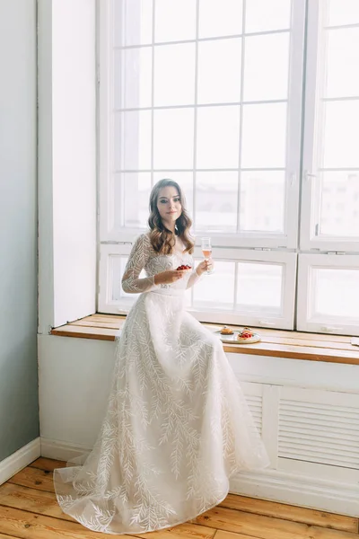 婚礼上的甜点 新娘拿着一个蛋糕 — 图库照片