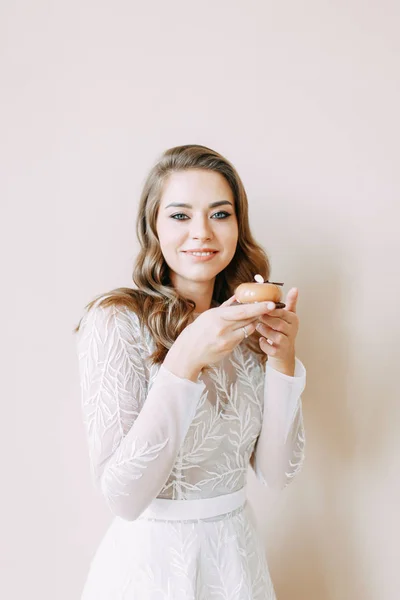 Düğün Töreninde Tatlılar Gelin Elinde Pasta Tutuyor — Stok fotoğraf