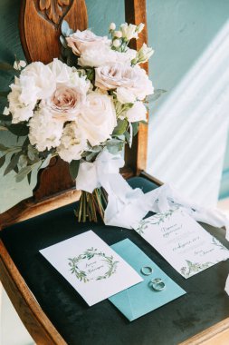 Çiçekli bir düğün için baskı ve dekor. Modern gelin buketi elinde.. 