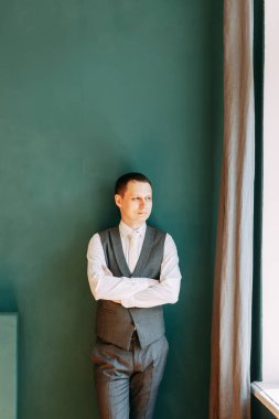 Otelde Avrupa düğünü. Damat iç stüdyoda toplanıyor.. 