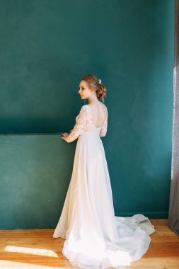 Otelde Avrupa usulü düğün. İç stüdyoda beyaz elbiseli gelin.. 