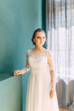 Otelde Avrupa usulü düğün. İç stüdyoda beyaz elbiseli gelin.. 