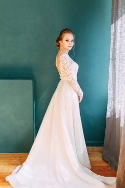 Otelde Avrupa usulü düğün. İç stüdyoda beyaz elbiseli gelin.. 