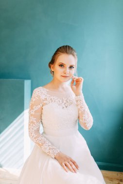 Otelde Avrupa usulü düğün. İç stüdyoda beyaz elbiseli gelin.. 