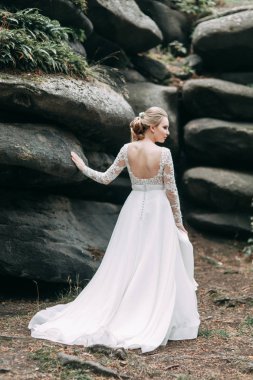 Doğada Avrupa tarzında düğün. Beyaz elbiseli, buzlu gelin.. 