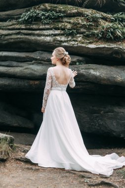 Doğada Avrupa tarzında düğün. Beyaz elbiseli, buzlu gelin.. 