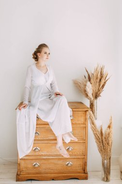 Avrupa tarzı giyinmiş bir kız. Gelin iç stüdyoda.. 