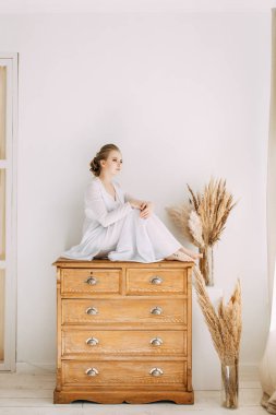 Avrupa tarzı giyinmiş bir kız. Gelin iç stüdyoda.. 