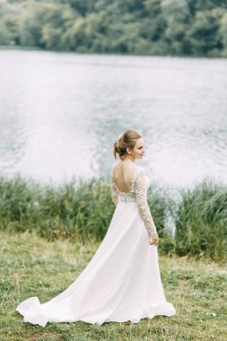 Avrupa tarzında zarif bir tören. Ormanda uçan beyaz elbiseli güzel gelin. 