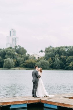 Avrupa tarzında modern bir tören. Şehrin arka planında güzel bir düğün çifti. 