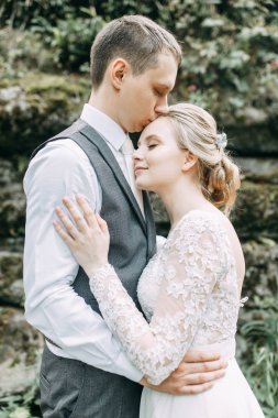 Avrupa tarzında modern bir tören. Atmosferik ormanda kayalarla güzel bir çift.. 