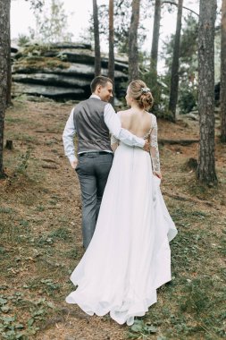 Avrupa tarzında modern bir tören. Atmosferik ormanda kayalarla güzel bir çift.. 