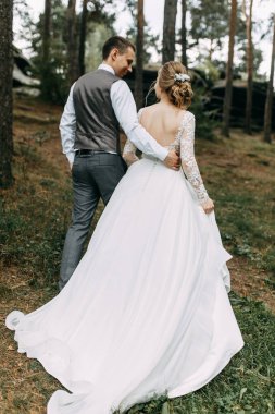 Avrupa tarzında modern bir tören. Atmosferik ormanda kayalarla güzel bir çift.. 