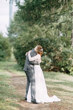 Avrupa tarzında modern bir tören. Atmosferik ormanda kayalarla güzel bir çift.. 