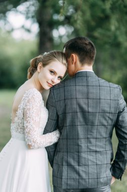 Avrupa tarzında modern bir tören. Atmosferik ormanda kayalarla güzel bir çift.. 