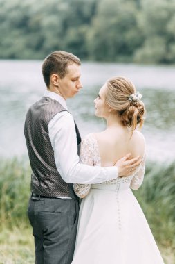 Avrupa tarzında modern bir tören. Atmosferik ormanda kayalarla güzel bir çift.. 