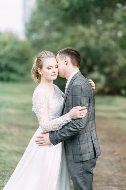 Avrupa tarzında modern bir tören. Atmosferik ormanda kayalarla güzel bir çift.. 