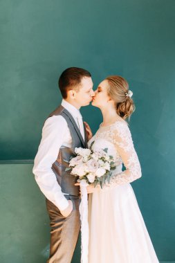 Avrupa tarzında modern bir tören. Parlak bir stüdyoda güzel bir çift.. 