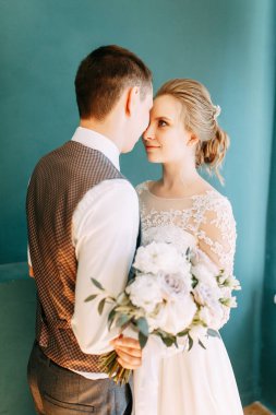 Avrupa tarzında modern bir tören. Parlak bir stüdyoda güzel bir çift.. 