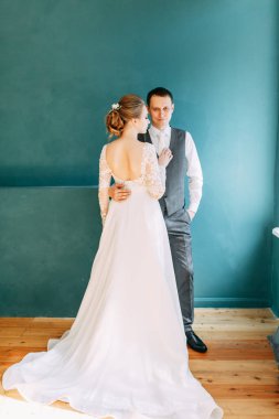 Avrupa tarzında modern bir tören. Parlak bir stüdyoda güzel bir çift.. 